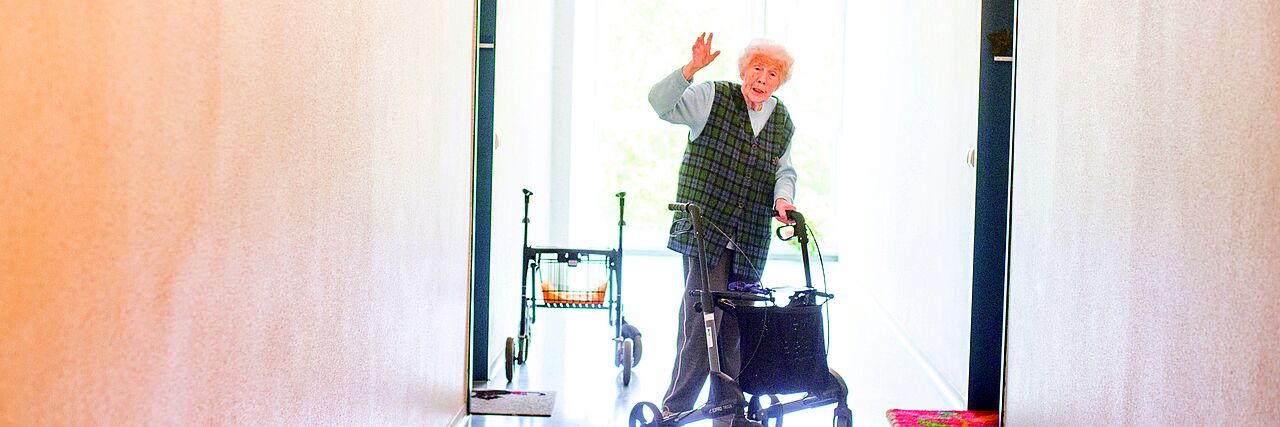 Inklusion und jung und alt, Rotkreuz Symbolfotos, Babysitterausbildung, Flugdienst, Kontakt-/Begegnungsstätte für Arbeitslose, Kleiderläden / Kleiderkammer, Ambulante Pflege